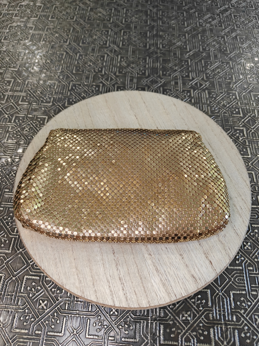 π’ Whiting & Davis Vintage gold mesh clutch with a decorative rhinestone clasp - Picture 7 of 10